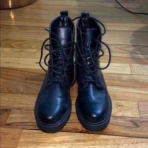 women’s black like new combat boots size 7